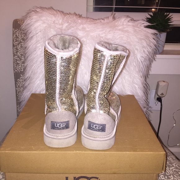 UGG Classic Short Sequin Boot in Silver, Size 7 - Picture 2 of 5